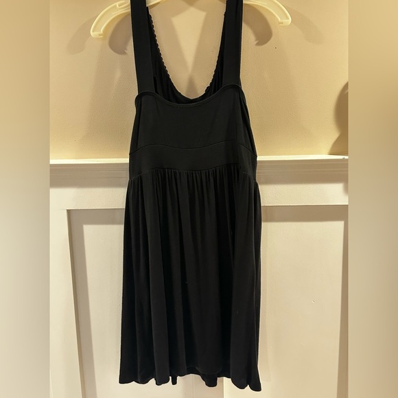 Elegant Black Sleeveless Dress - Picture 3 of 3